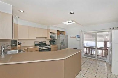 Don't miss out on this GEM in Lindenhurst. Enormous, welcoming - photo 9
