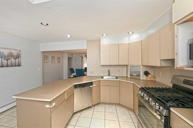 Don't miss out on this GEM in Lindenhurst. Enormous, welcoming - photo 10