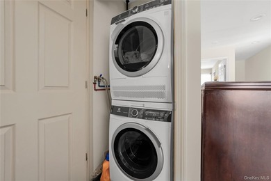 Move right into this beautifully updated 2-bedroom, 2-bath upper - photo 18