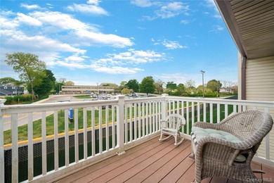 Move right into this beautifully updated 2-bedroom, 2-bath upper - photo 19