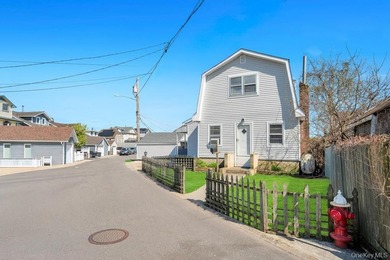 Charming Cape Cod-style 4-bedroom, 2-bathroom home offering a - photo 2