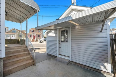 Charming Cape Cod-style 4-bedroom, 2-bathroom home offering a - photo 5