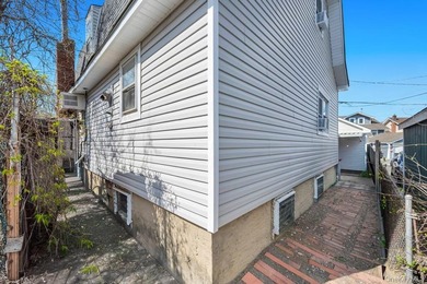 Charming Cape Cod-style 4-bedroom, 2-bathroom home offering a - photo 6