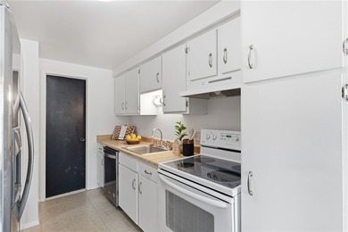 Easy living awaits at 97 Springwood Drive! Step inside and be - photo 7