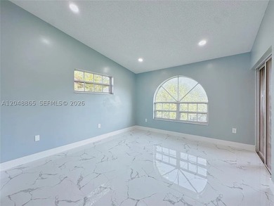 Great and newly renovated 2-bedroom, 2.5-bathroom townhome in - photo 12