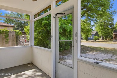 Clean and move in ready. A screened-in porch welcomes you inside - photo 4