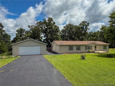 Enjoy privacy, space and a convenient location with this 3 - photo 2
