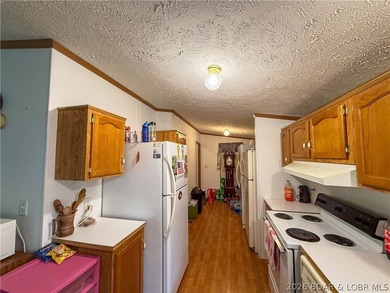 Enjoy privacy, space and a convenient location with this 3 - photo 4