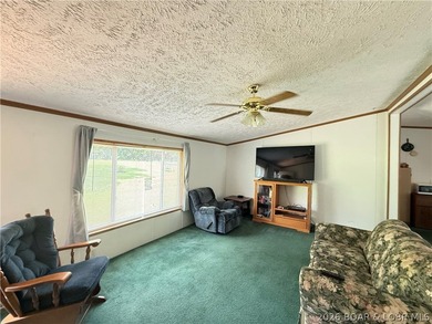 Enjoy privacy, space and a convenient location with this 3 - photo 6