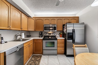 Charming 2nd floor END unit filled w/ natural sunlight from an - photo 27