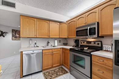 Charming 2nd floor END unit filled w/ natural sunlight from an - photo 29