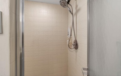 Charming 2nd floor END unit filled w/ natural sunlight from an - photo 38