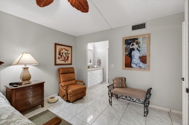 Charming 2nd floor END unit filled w/ natural sunlight from an - photo 44