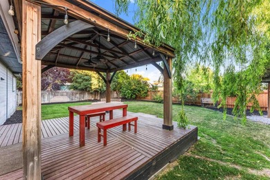 Start packing! This well-maintained 1998 Parade Home features - photo 5