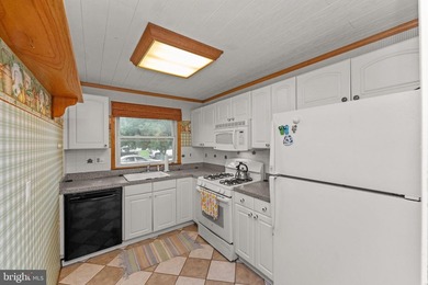 Conviently located one floor living at it's best. This three - photo 10