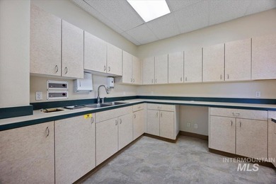 Beautiful bright office/medical building or could be beauty shop - photo 7