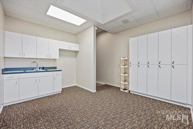 Beautiful bright office/medical building or could be beauty shop - photo 10