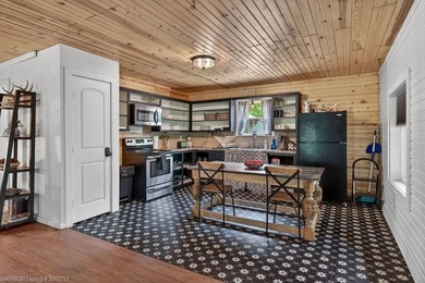 Welcome to Red Star Cabin! This charming and cozy - photo 5