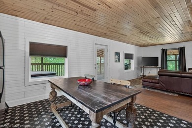 Welcome to Red Star Cabin! This charming and cozy - photo 9