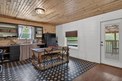 Welcome to Red Star Cabin! This charming and cozy - photo 10