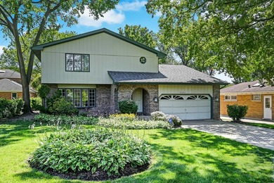 Great opportunity to be in Hinsdale with this classic home that - photo 2