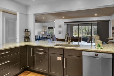 Fully renovated and rental ready 3BR 2.5BA lakefront condo in - photo 11