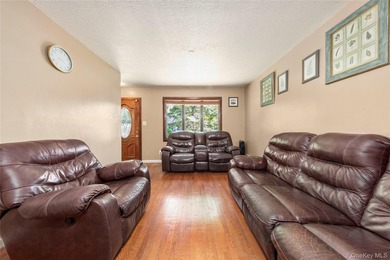 Discover refined comfort in this single-family home, perfectly - photo 4