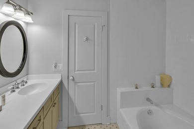 Fully renovated and rental ready 3BR 2.5BA lakefront condo in - photo 22