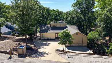 Newly updated lakefront home in Four Seasons with Brand New Roof - photo 3