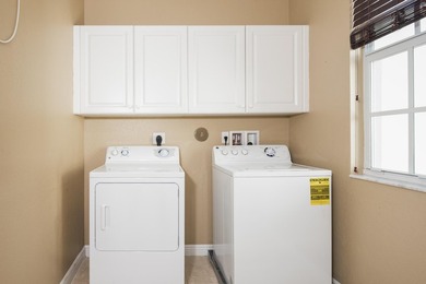 Welcome to this exceptional 3 bedroom, 3 bathroom townhouse in - photo 21