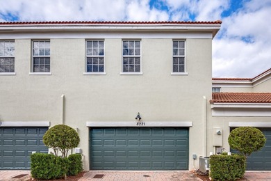 Welcome to this exceptional 3 bedroom, 3 bathroom townhouse in - photo 22