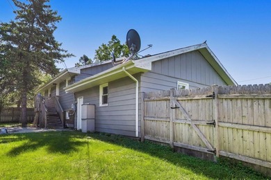 Welcome to this beautifully maintained 4-bedroom, 2-bath home - photo 33