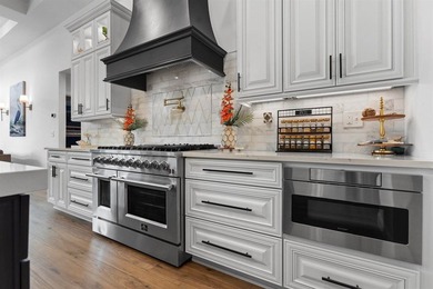 Welcome to this exceptional waterfront single-family residence - photo 3