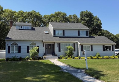 Located in the desirable Woodland Estates section of Shirley - photo 1