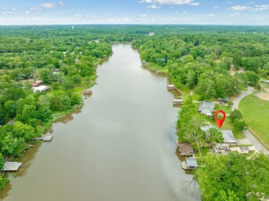 Lake living at its finest! Total custom remodel has all the - photo 2
