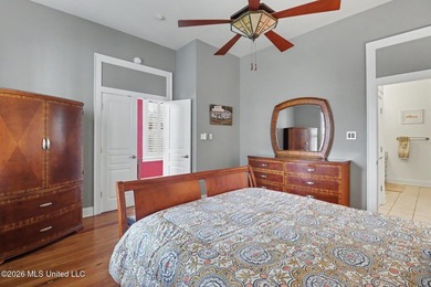 Just one block from the beach, this 2-bed shotgun house in - photo 13