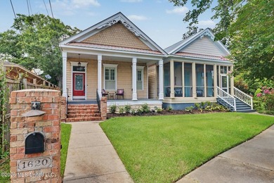 Just one block from the beach, this 2-bed shotgun house in - photo 17