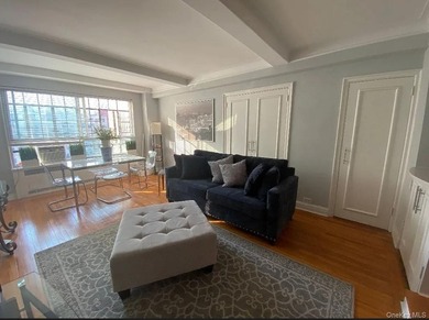 This tastefully renovated studio sits high on the 17th floor of - photo 1