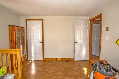 Welcome home to this spacious and meticulously maintained - photo 33