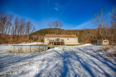 Welcome home to this spacious and meticulously maintained - photo 42
