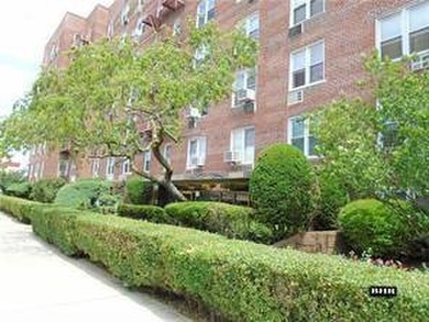 MARINE PARK/GERRITSEN Large 2 bedroom, 1 bath Jr. 4 facing front - photo 1