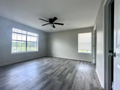 Lowest Priced 3rd Floor 2 bed / 2 bath, move in ready unit is - photo 28