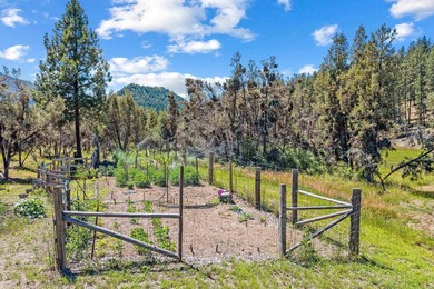 Discover your dream estate at the end of a private peninsula on - photo 16