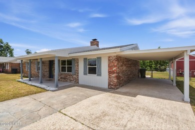 Step into your dream home in the heart of Lynn Haven, in close - photo 4