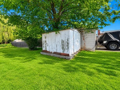 Welcome to 425 Goodwin Ave! A solid brick ranch that's the - photo 37