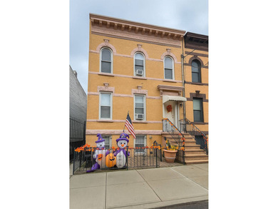 (private lake, pond, coastal) Home For Sale in Glendale New York