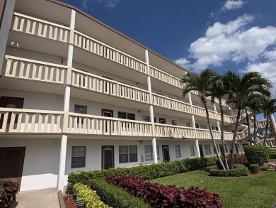 Lake Condo For Sale in Boca Raton, Florida