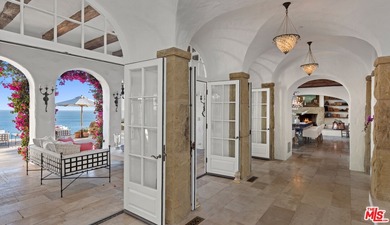A once in a generation oceanfront estate located in Paradise - photo 12