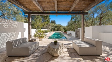 A once in a generation oceanfront estate located in Paradise - photo 30