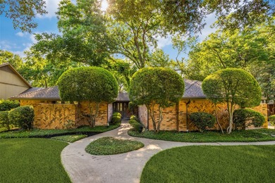 Nestled on a picturesque golf course lot in Richardson, this - photo 2